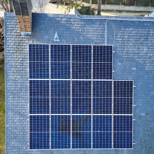 Detalle de la cubierta con los paneles solares instalados en Aravaca