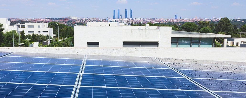 Detalle instalación de paneles solares en Aravaca Madrid